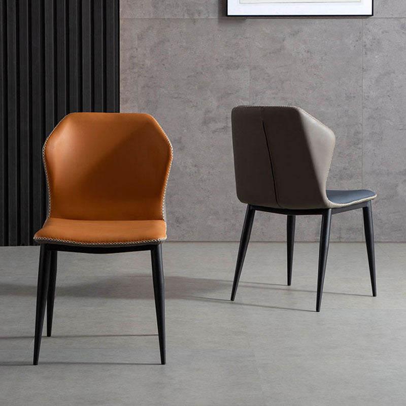 Silla lateral moderna con acabado mate, silla sin brazos con respaldo curvado de cuero para comedor
