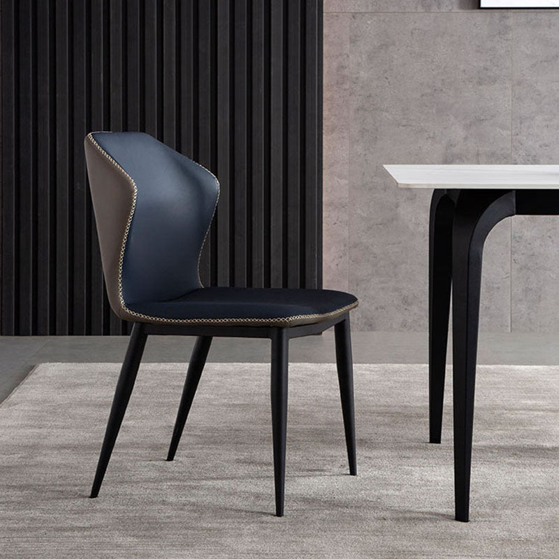 Silla lateral moderna con acabado mate, silla sin brazos con respaldo curvado de cuero para comedor