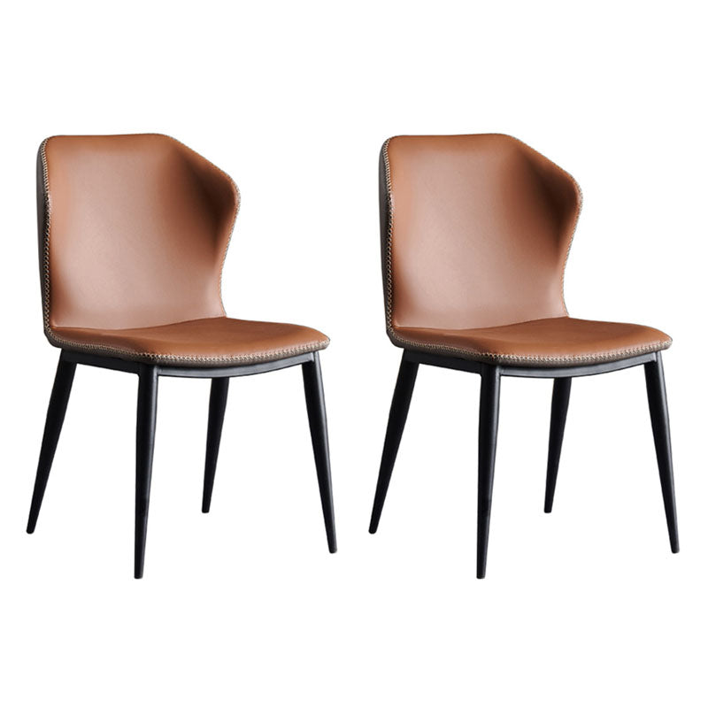 Silla lateral moderna con acabado mate, silla sin brazos con respaldo curvado de cuero para comedor