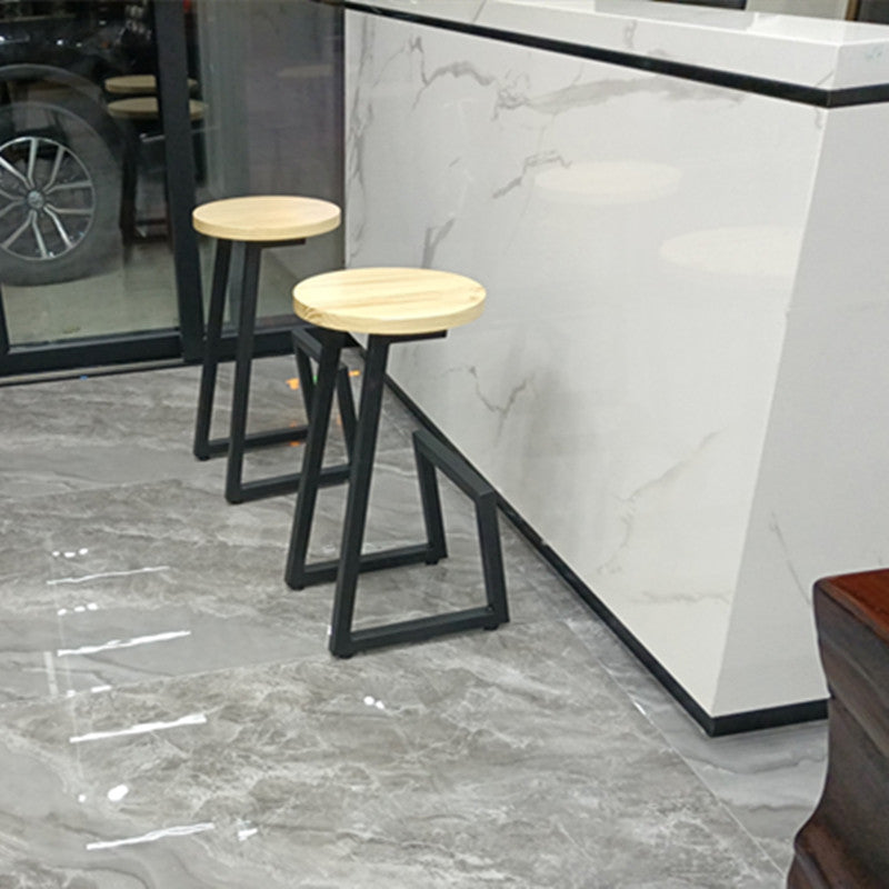 Modern Style Iron Bar Stool with Footrest Bristol Creative Bar Stool (set of 2)