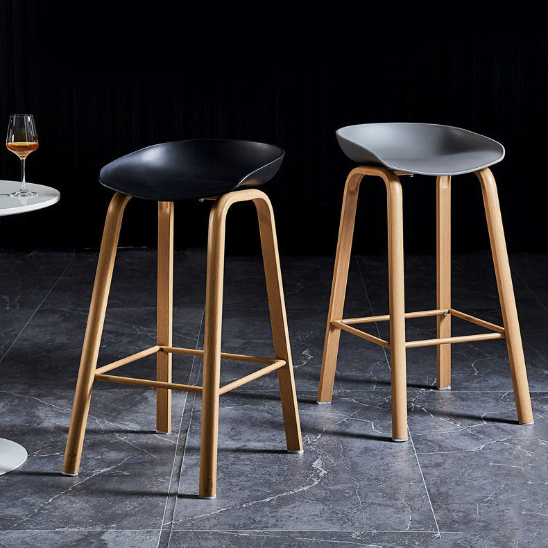 Barhocker im skandinavischen Stil, Metallbeine, Thekenhocker mit Kunststoffsitz (4er-Set)