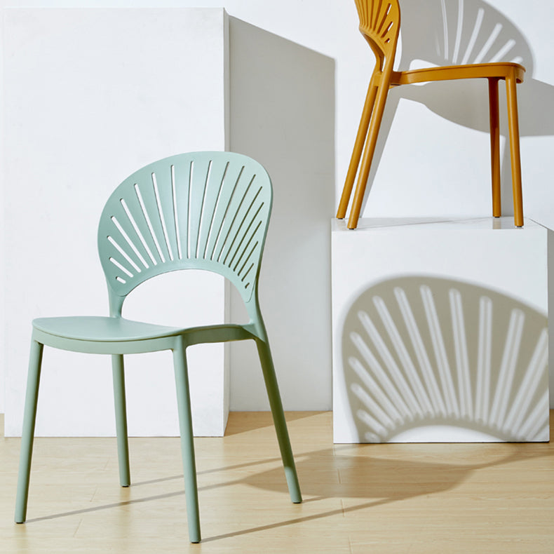 Silla plástica escandinava del respaldo abierto de la silla lateral del comedor de la cocina