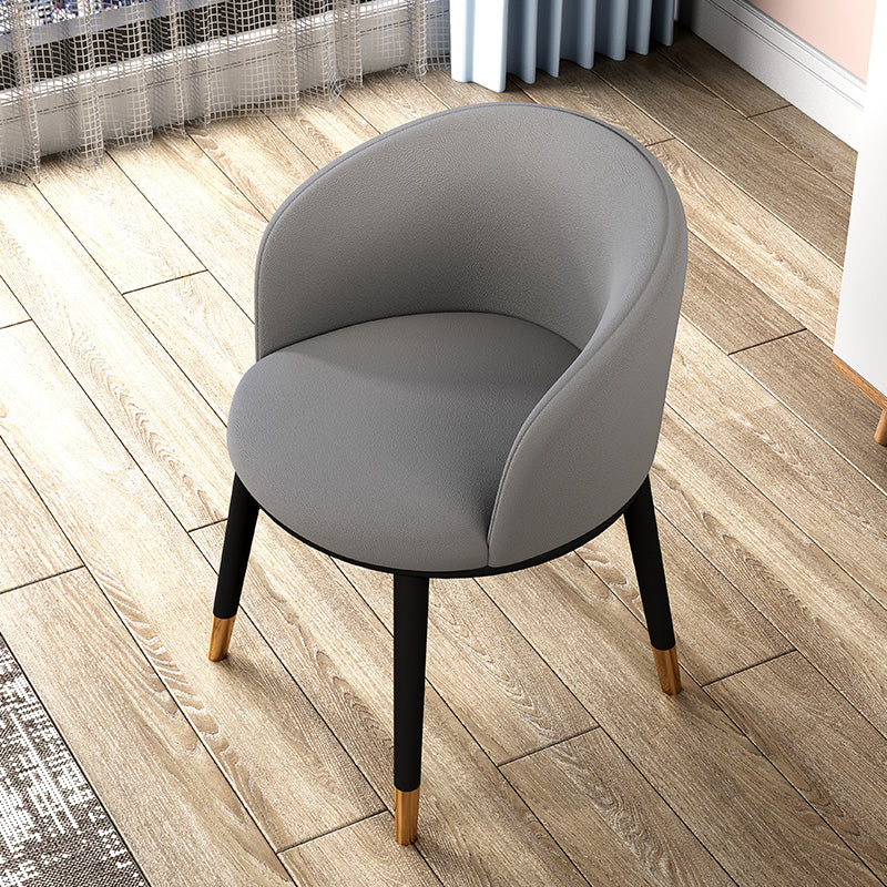 Silla de comedor tapizada moderna con respaldo sólido y acabado mate