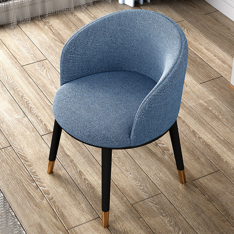 Silla de comedor tapizada moderna con respaldo sólido y acabado mate