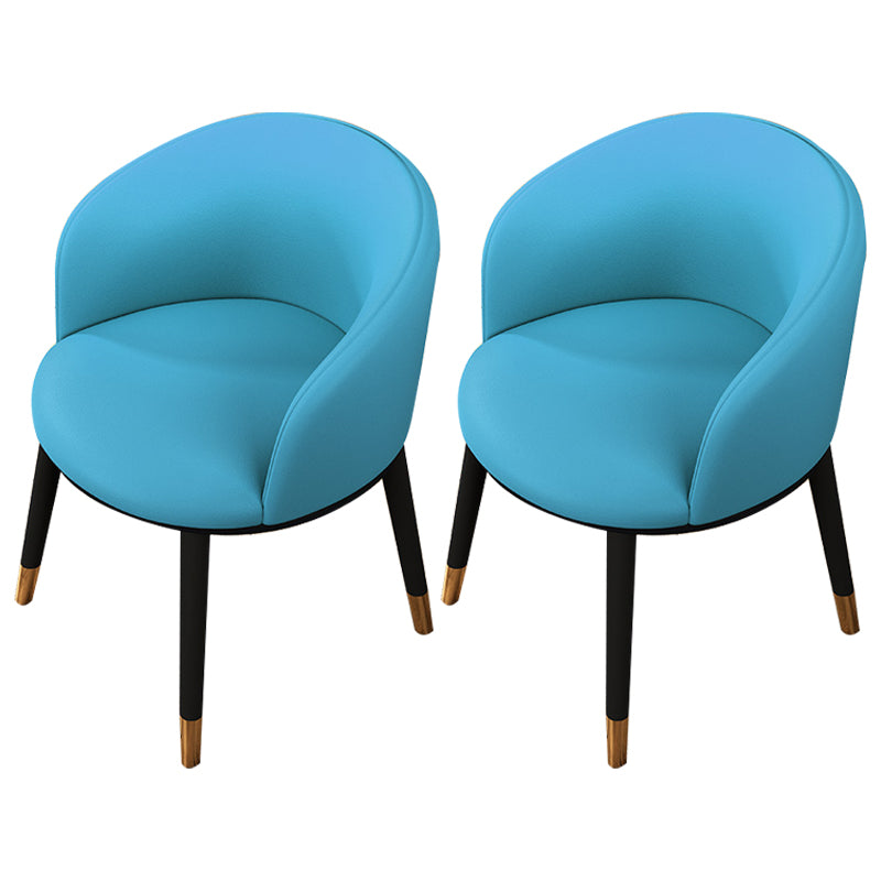 Silla de comedor tapizada moderna con respaldo sólido y acabado mate