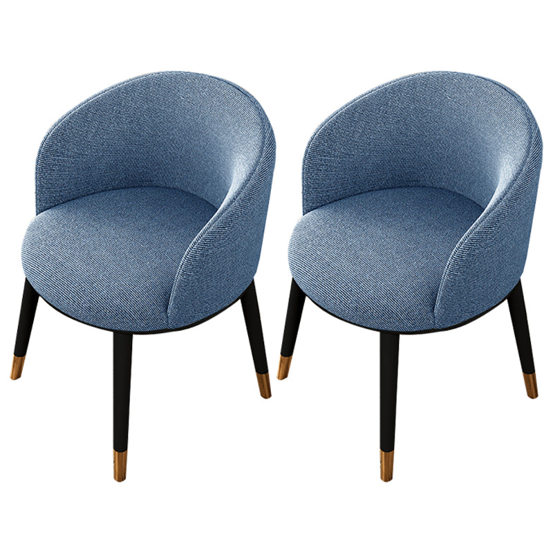 Silla de comedor tapizada moderna con respaldo sólido y acabado mate