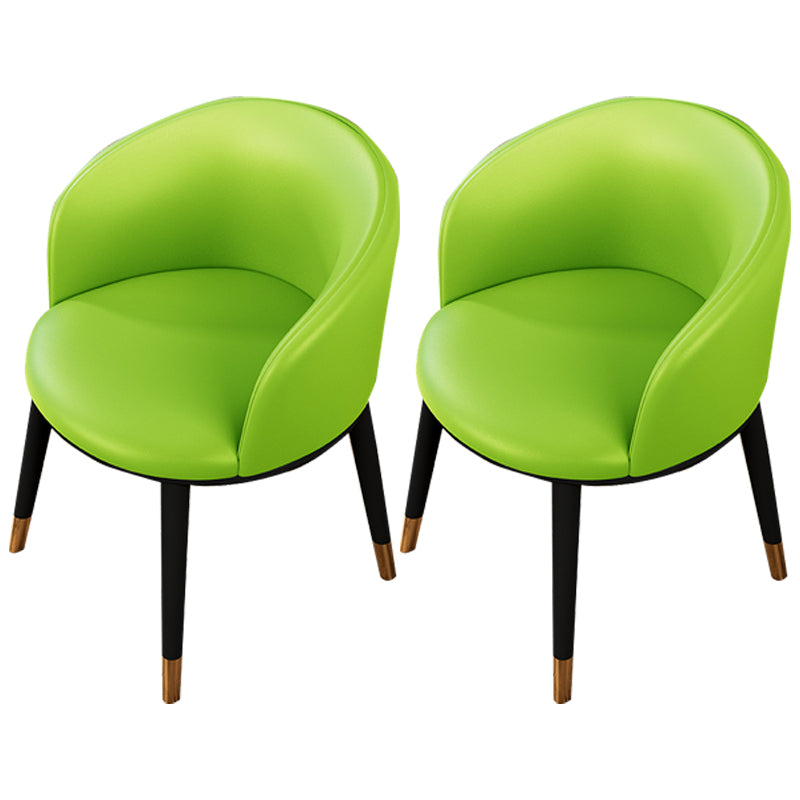 Silla de comedor tapizada moderna con respaldo sólido y acabado mate
