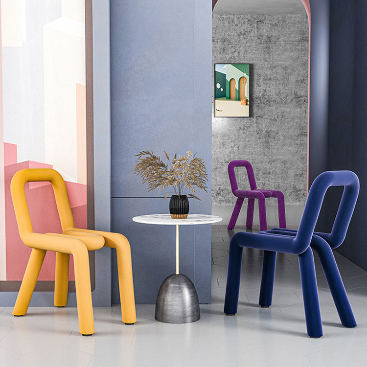 Silla lateral de terciopelo de hotel de estilo diseñador, acabado mate, parte trasera abierta, silla de comedor