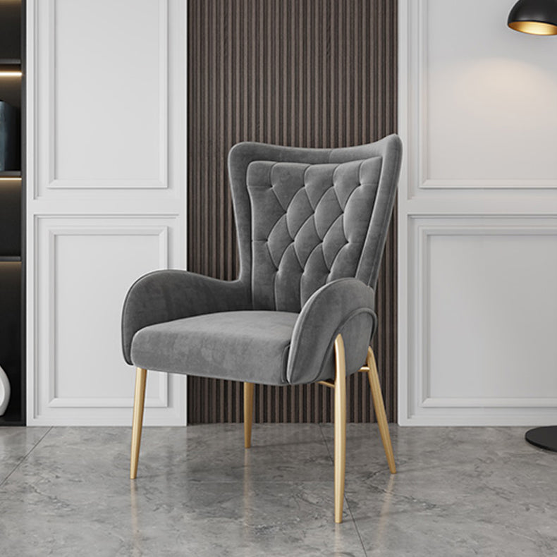 El comedor del metal de Glam preside la silla tapizada del brazo lateral para el uso en el hogar