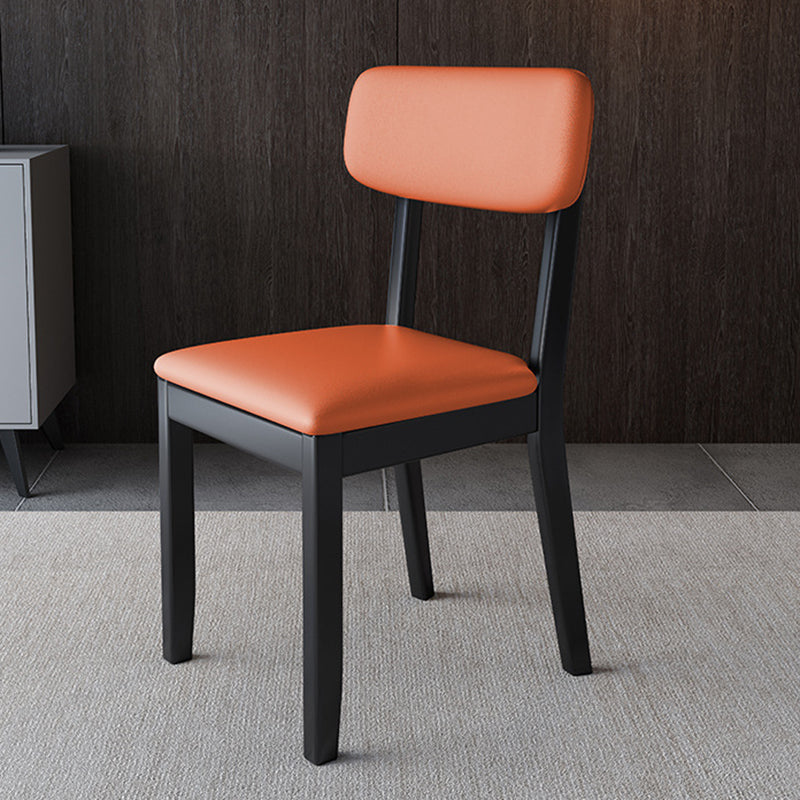 Silla auxiliar de comedor moderna, silla con respaldo abierto curvado de madera maciza y cuero con acabado mate