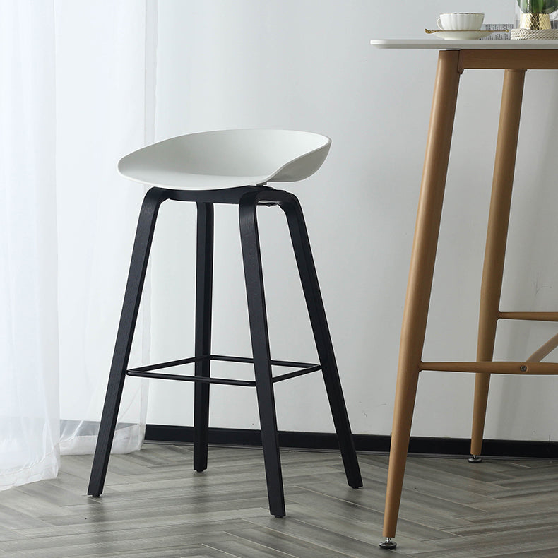 Zeitgenössische, einfache Thekenhocker, 30-Zoll-Barhocker mit Holzbeinen für den Innenbereich und Kunststoffsitz