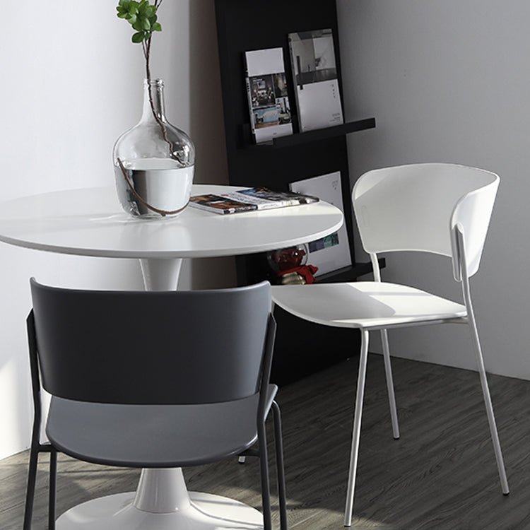 Silla lateral escandinava de plástico para interiores y exteriores, silla con respaldo abierto