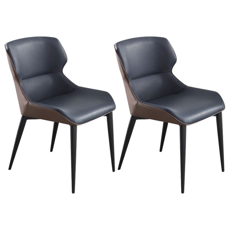 El comedor contemporáneo preside la butaca curvada de cuero mate de Parsons