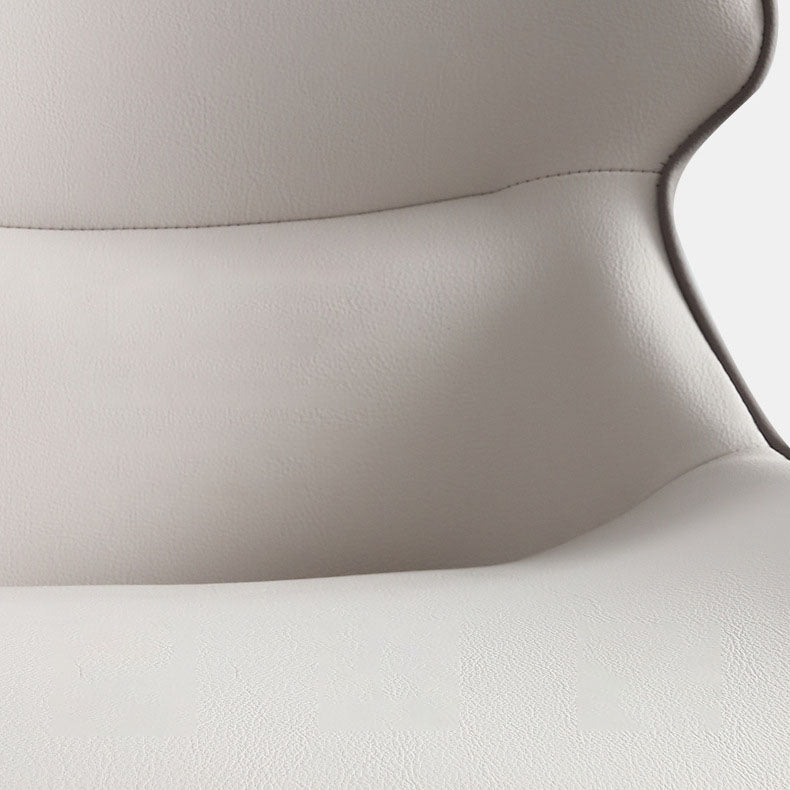 El comedor contemporáneo preside la butaca curvada de cuero mate de Parsons