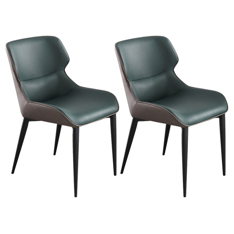 El comedor contemporáneo preside la butaca curvada de cuero mate de Parsons