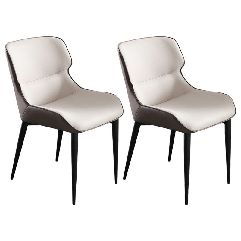El comedor contemporáneo preside la butaca curvada de cuero mate de Parsons