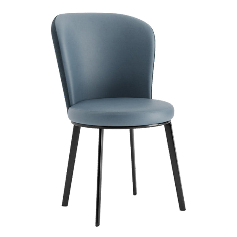 El lado contemporáneo del comedor preside la silla curvada de cuero mate de Parsons