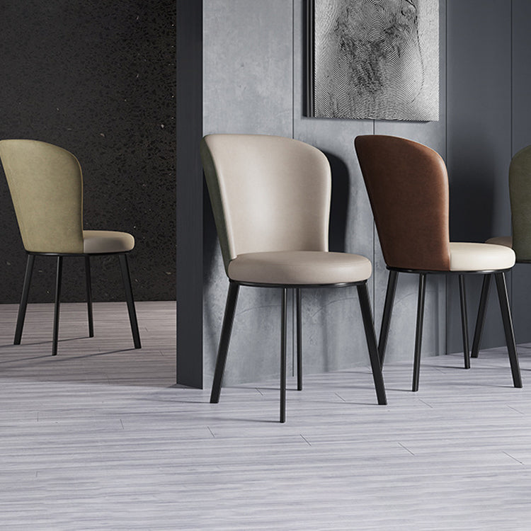El lado contemporáneo del comedor preside la silla curvada de cuero mate de Parsons