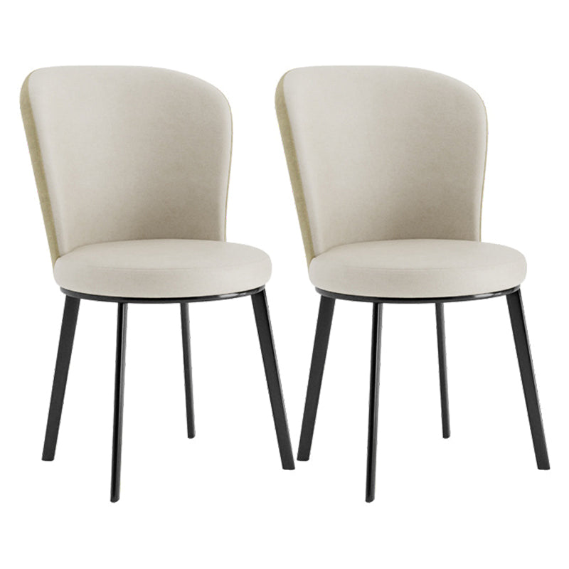El lado contemporáneo del comedor preside la silla curvada de cuero mate de Parsons