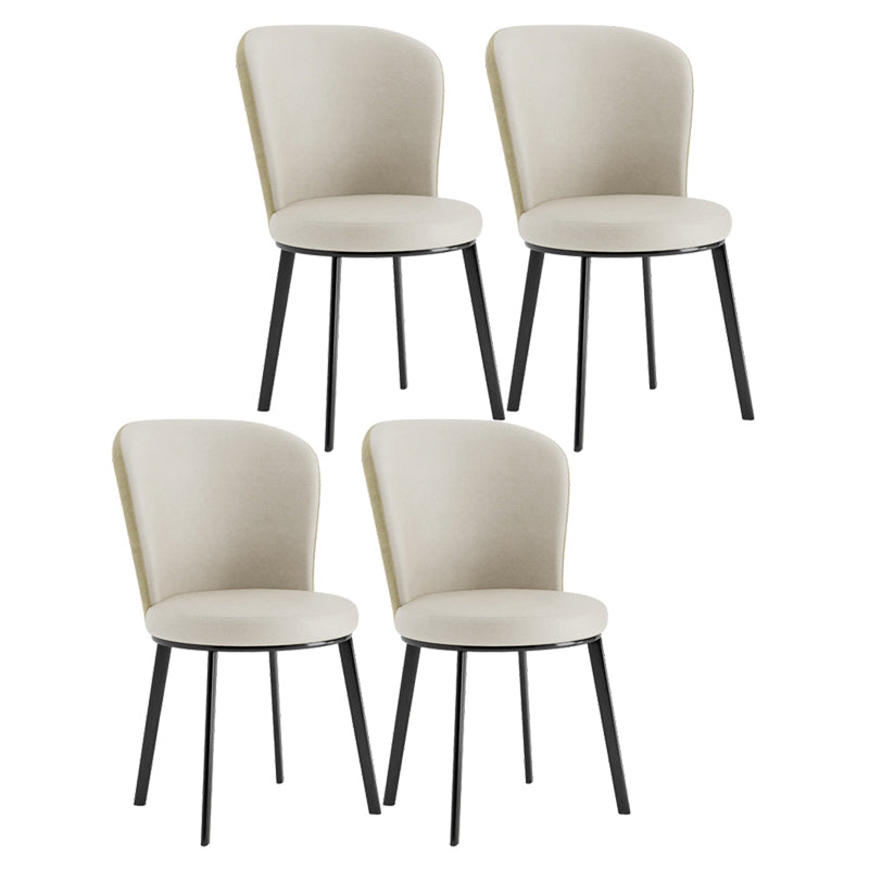El lado contemporáneo del comedor preside la silla curvada de cuero mate de Parsons