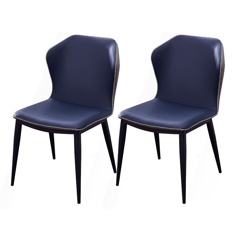 El lado moderno del comedor preside la silla sin brazos curvada cuero mate de Parsons del final