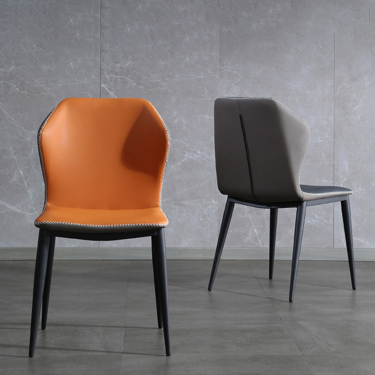 El lado moderno del comedor preside la silla sin brazos curvada cuero mate de Parsons del final