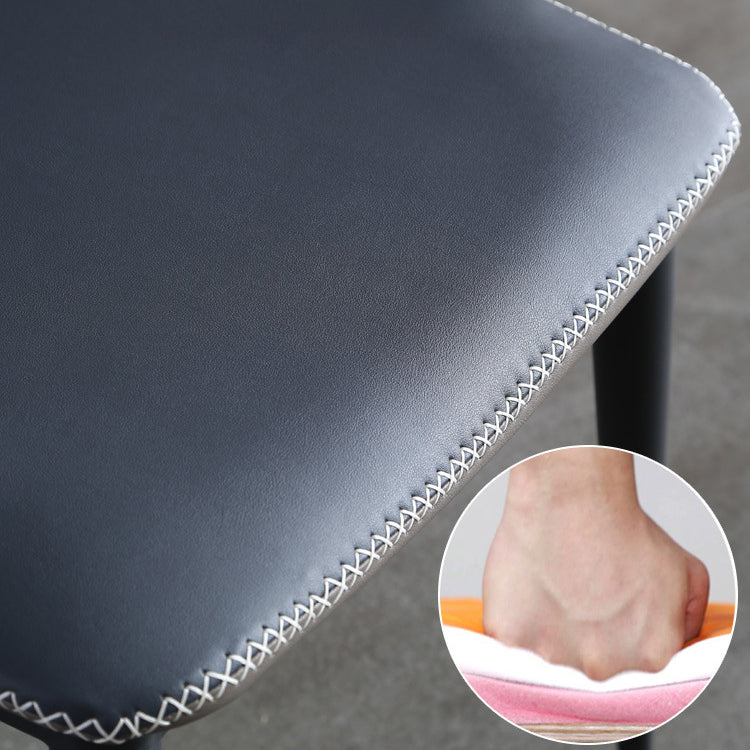 El lado moderno del comedor preside la silla sin brazos curvada cuero mate de Parsons del final