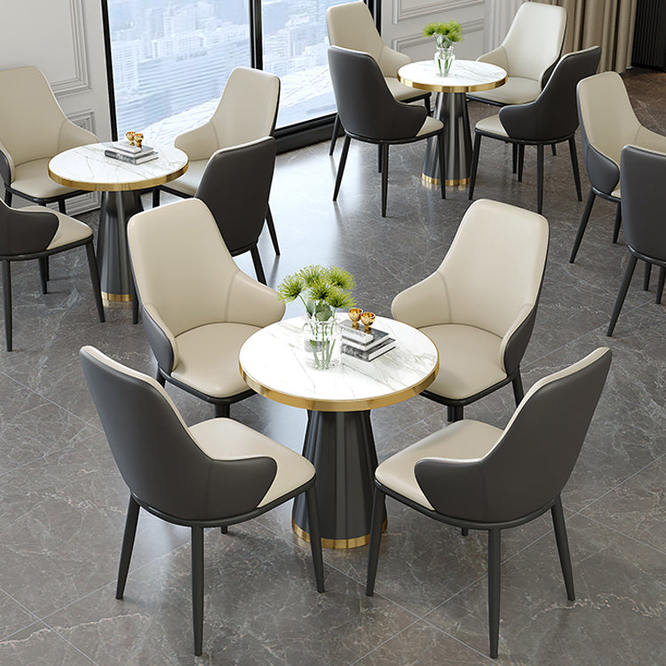 El comedor moderno preside la butaca curvada de cuero mate de Parsons