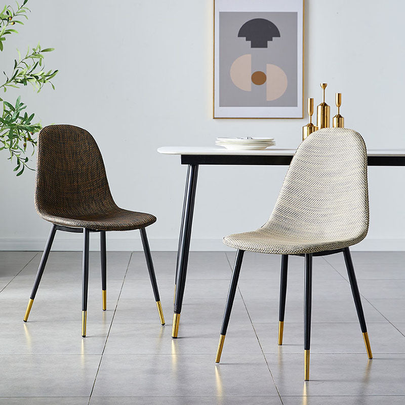 El plástico del diseño escandinavo que cena la silla lateral sin brazos del respaldo sólido de las sillas sin brazos