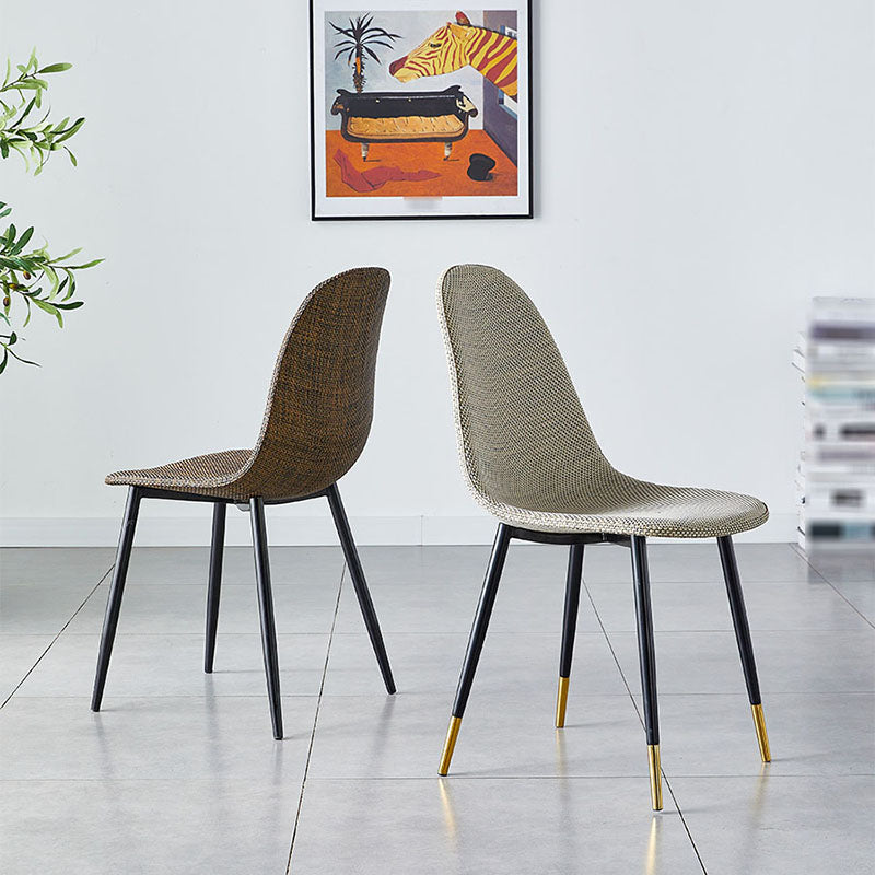 El plástico del diseño escandinavo que cena la silla lateral sin brazos del respaldo sólido de las sillas sin brazos