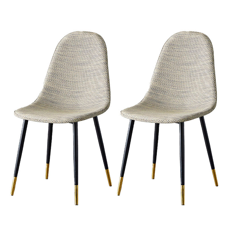 El plástico del diseño escandinavo que cena la silla lateral sin brazos del respaldo sólido de las sillas sin brazos