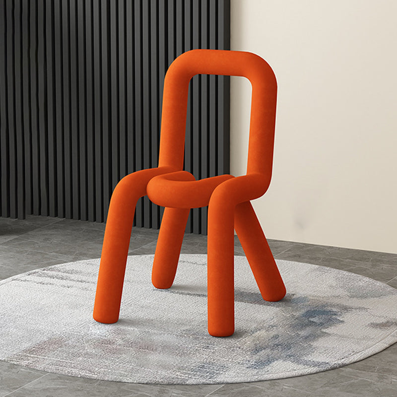 Silla lateral curvada de terciopelo de estilo diseñador, silla de comedor con respaldo abierto y acabado mate
