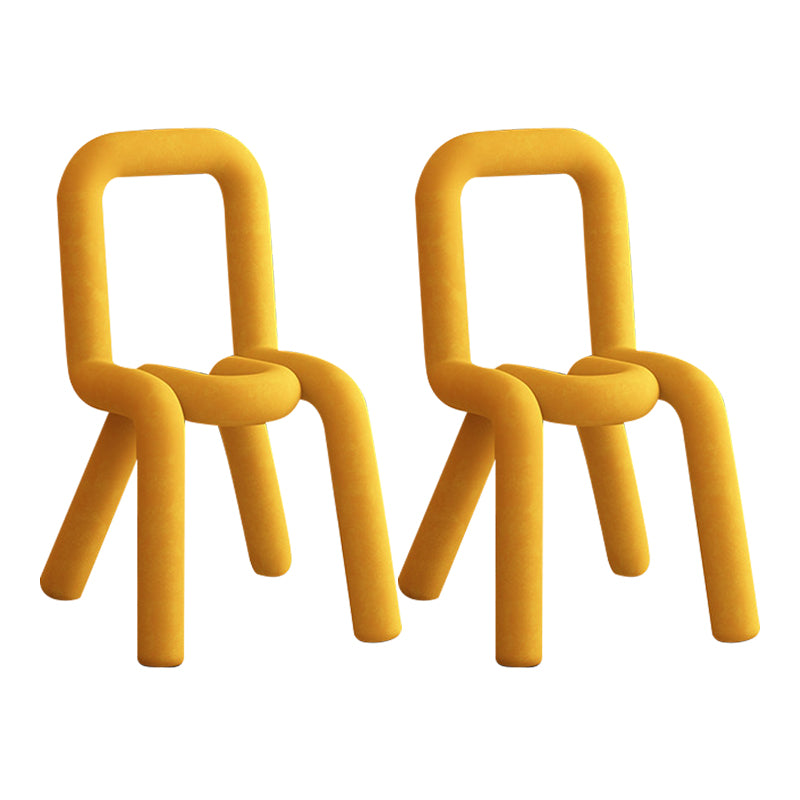 Silla lateral curvada de terciopelo de estilo diseñador, silla de comedor con respaldo abierto y acabado mate