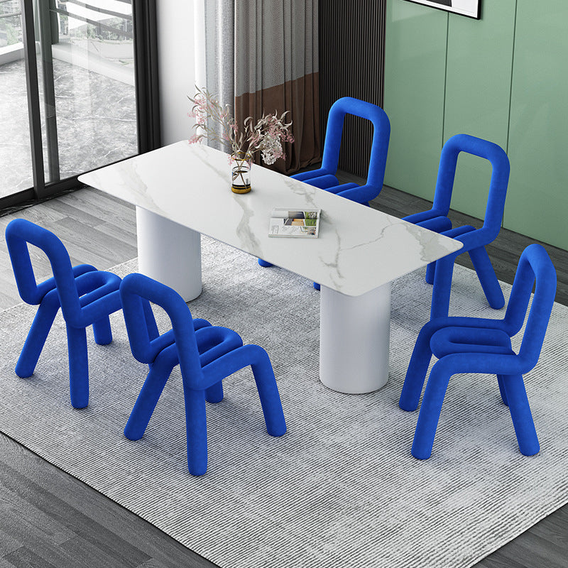 Silla lateral curvada de terciopelo de estilo diseñador, silla de comedor con respaldo abierto y acabado mate