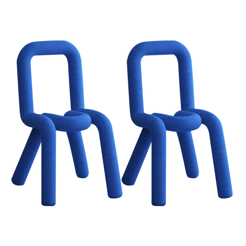 Silla lateral curvada de terciopelo de estilo diseñador, silla de comedor con respaldo abierto y acabado mate