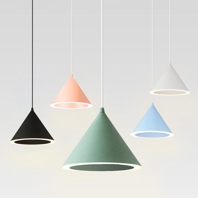 Pendard à LED en forme de cône métallique