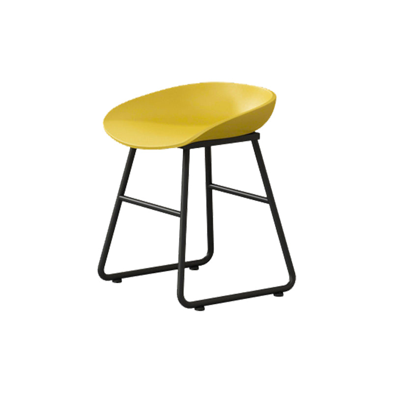 Moderner Thekenhocker ohne Armlehnen, Eisen-Haushalts-Barhocker mit Kunststoffsitz und Pedal