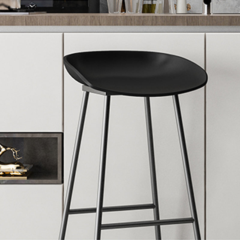 Moderner Thekenhocker ohne Armlehnen, Eisen-Haushalts-Barhocker mit Kunststoffsitz und Pedal