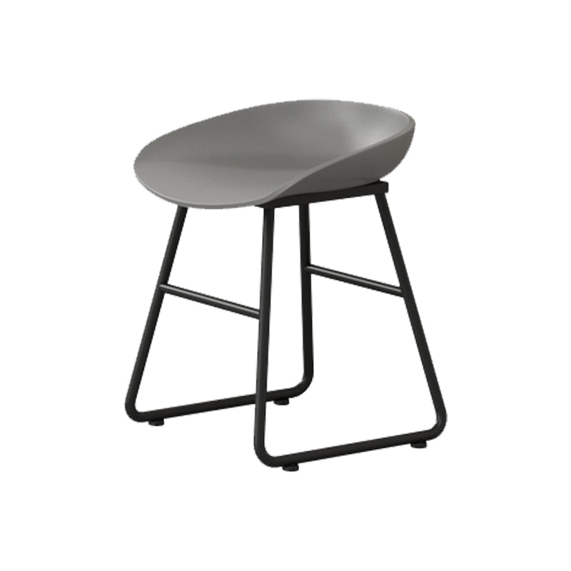 Moderner Thekenhocker ohne Armlehnen, Eisen-Haushalts-Barhocker mit Kunststoffsitz und Pedal