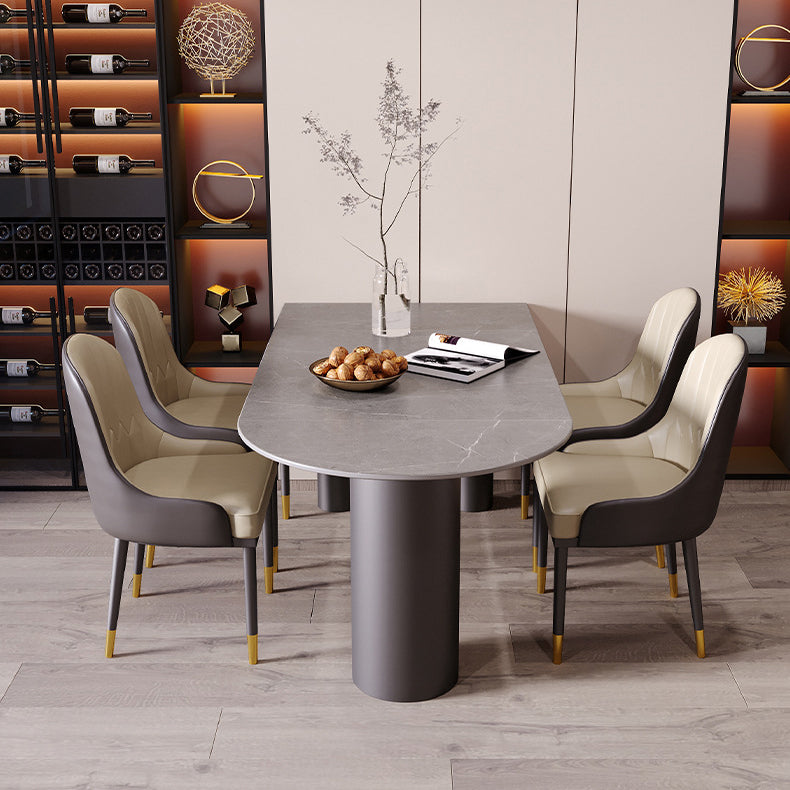 Tavolo da pranzo moderno con piano in pietra e base in acciaio nero