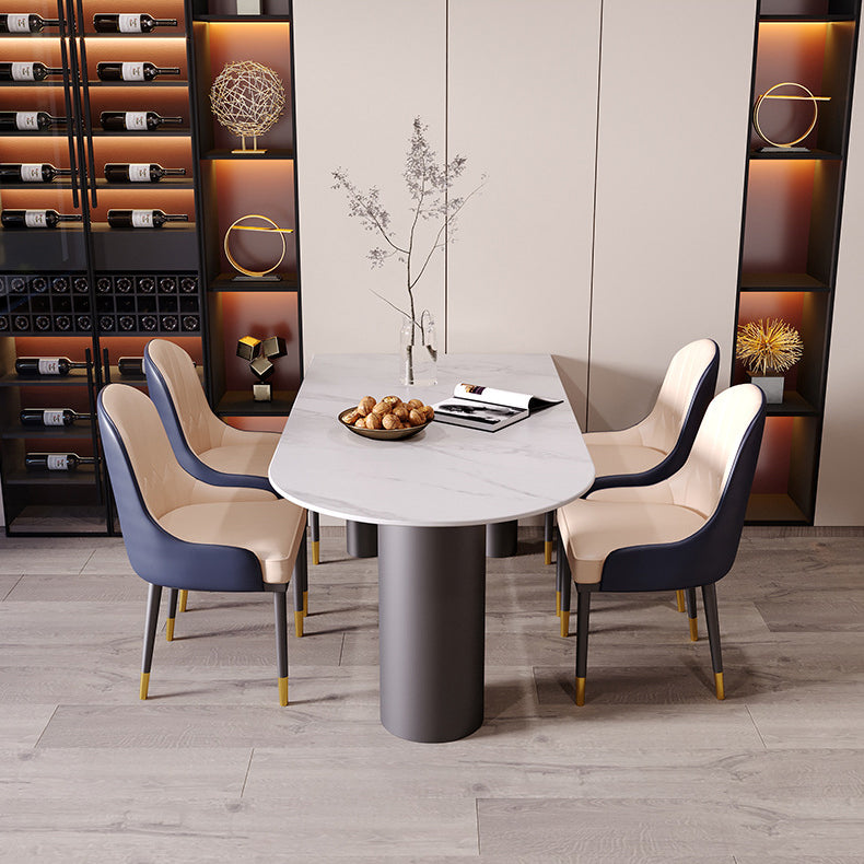 Tavolo da pranzo moderno con piano in pietra e base in acciaio nero