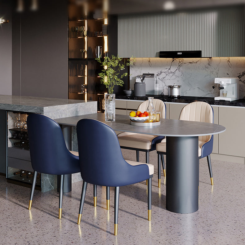 Tavolo da pranzo moderno con piano in pietra e base in acciaio nero