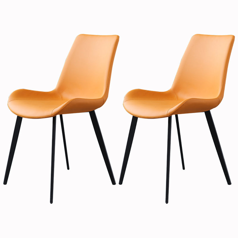 El comedor contemporáneo preside la silla sin brazos curvada de cuero mate de Parsons
