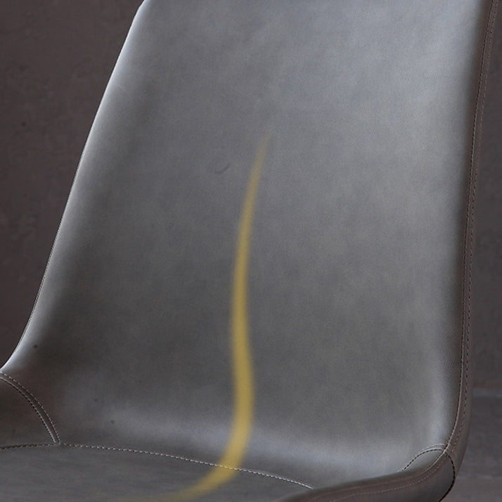 El comedor contemporáneo preside la silla sin brazos curvada de cuero mate de Parsons