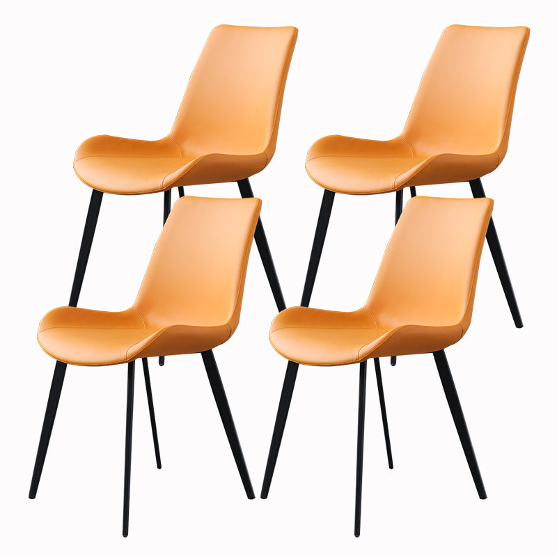 El comedor contemporáneo preside la silla sin brazos curvada de cuero mate de Parsons