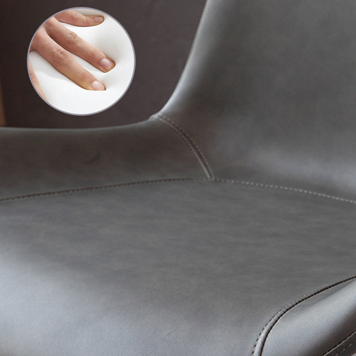 El comedor contemporáneo preside la silla sin brazos curvada de cuero mate de Parsons