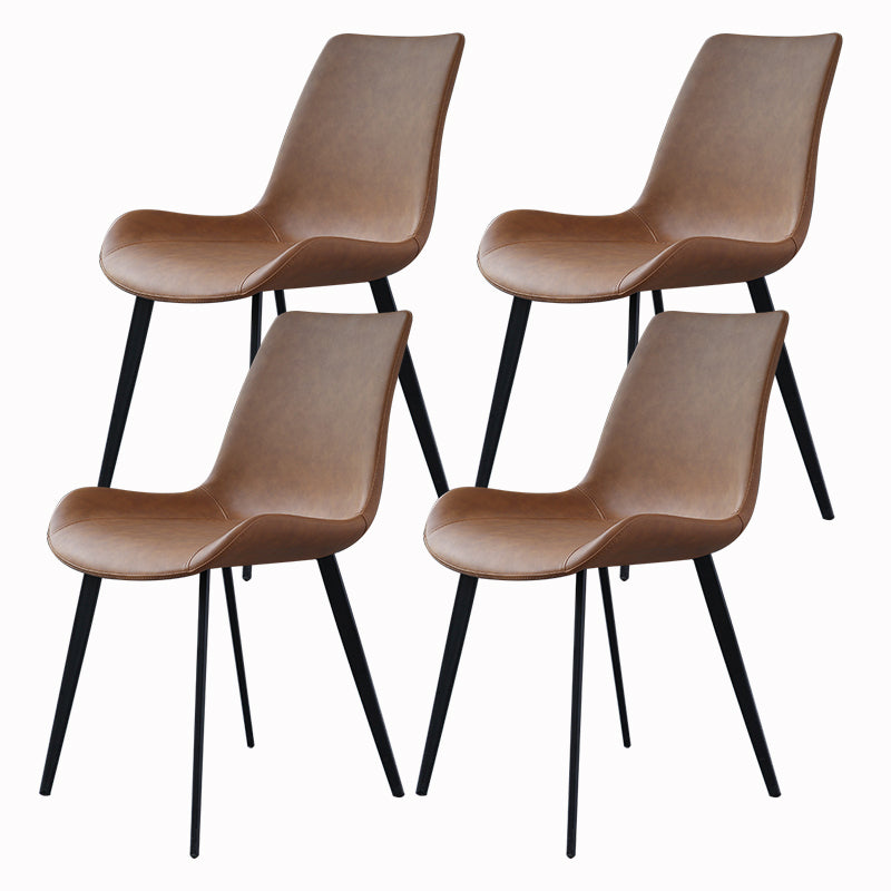 El comedor contemporáneo preside la silla sin brazos curvada de cuero mate de Parsons