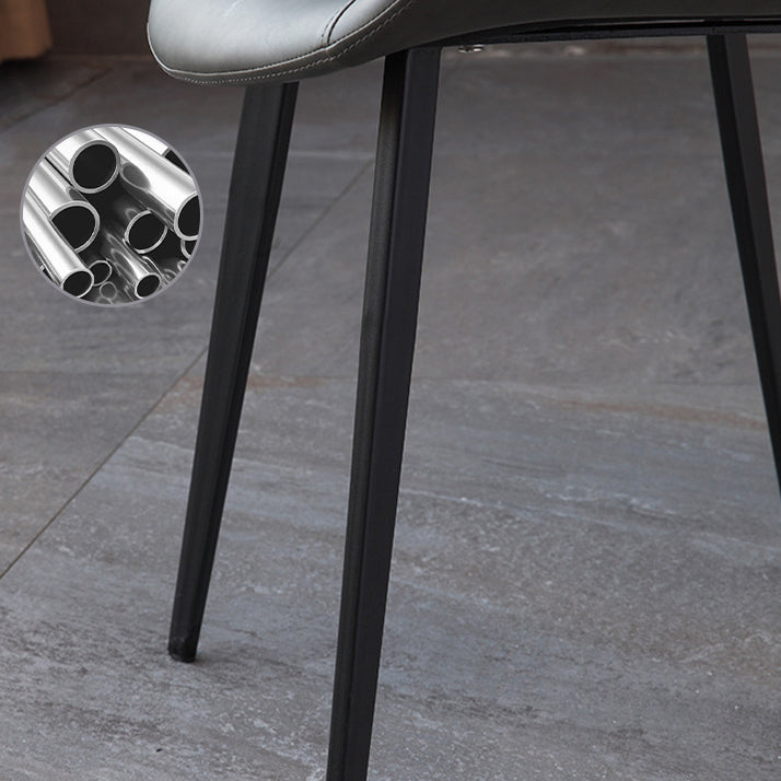 El comedor contemporáneo preside la silla sin brazos curvada de cuero mate de Parsons