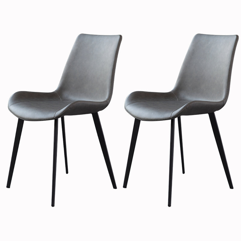El comedor contemporáneo preside la silla sin brazos curvada de cuero mate de Parsons