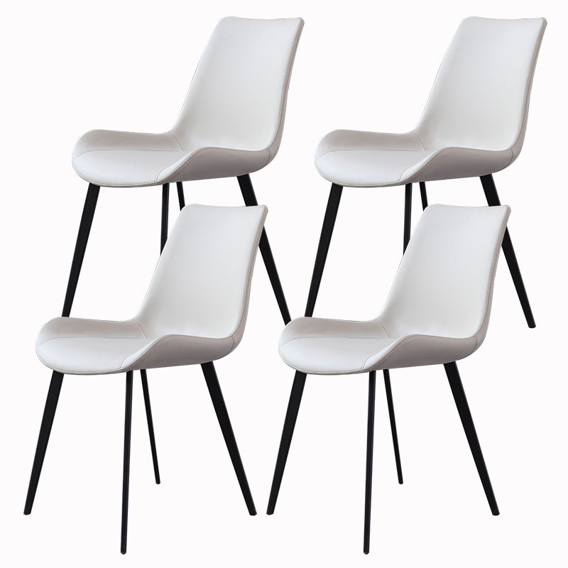 El comedor contemporáneo preside la silla sin brazos curvada de cuero mate de Parsons